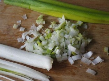 step1: 蔥、薑一半切末，一半切絲，備用