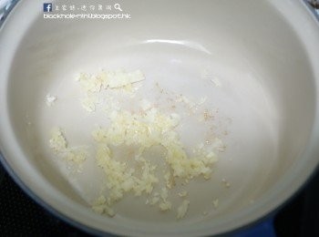 step3: 燒熱鑊，加點油，先把蒜頭炒香，再加入洋蔥和薑片再炒一會兒，然後倒入蕃茄粒。待蕃茄粒滾起，就加入咖喱醬、Garam Masala、紅椒粉、（黃薑粉，如有）和少量鹽。咖喱的辣度在這個時間調較，喜歡辣一點可以再多加一點紅椒粉。