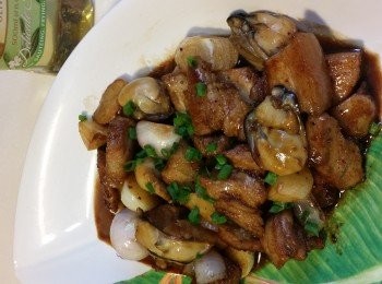 step2: 原鍋用中火，下腩肉煎香兩面。
然後下薑片，砂糖再炒，下油，生抽，老抽，鹽，下1/4飯碗滾水。