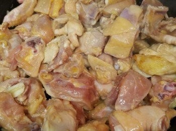 step3: 加入雞件煎香雞面。灒酒，加入枝竹兜勻，加蓋焗5分鐘。