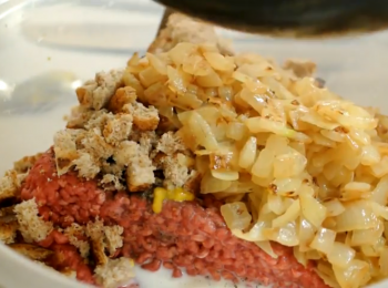 step2: 將所有材料放入一個大盤 ( 除茄汁 )