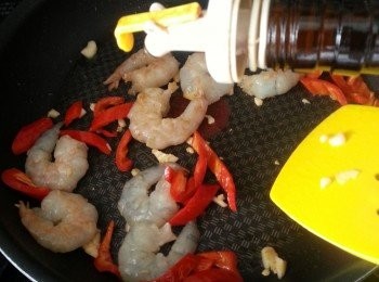 step7: 落蝦炒勻讚少許紹興酒