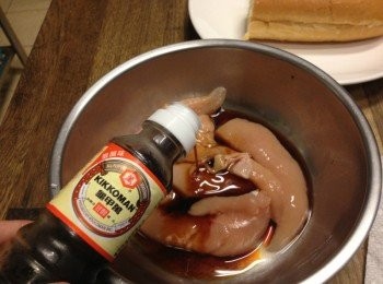 step1: 用<span class="group_2">醃料</span>抓入味5分鐘