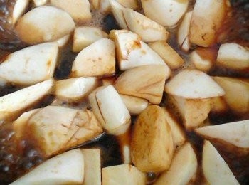 step3: 鍋中加點清水，加醬油，鹽，糖煮開