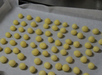 step6: 搓好以後，表面噴一層水，然後烤箱150度預熱好，然後中層上下火烤15分鐘左右，表面上色就可以了