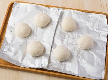 step24: 配合小烤箱的大小裁剪鋁箔紙，在2張鋁箔紙上各放3個麵團