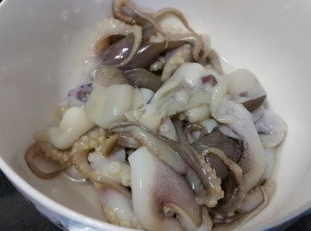 step2: 急凍八瓜魚BB清洗後，1開2用薑片出水半熟備用