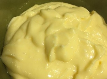 step6: 攪好的忌廉芝士醬放入冰霜備用。