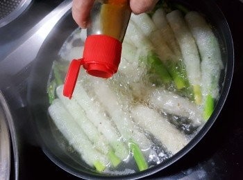 step7: 再加入少許麻油即可上碟待用(留起約大半碗煮蘆筍的湯煮芡用)