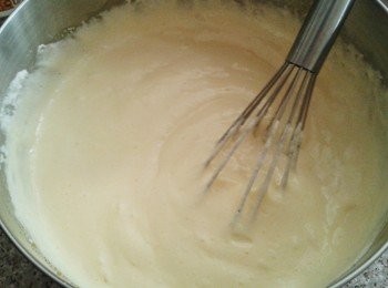 step2: 再用打蛋器打發蛋黃及糖，打至呈淡黃色及稠身，需時約五至八分鐘。再將馬斯卡朋起司與蛋黃漿拌勻