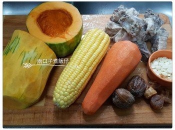 step1: 煲熱一鍋水加入豬脊骨煮5分鐘，用水清洗乾淨備用