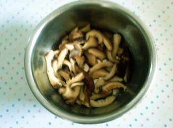 step1: 1)把冬菇用自來水沖洗，浸至發大，切去菇蒂。
用紙印乾，切條絲，待用。