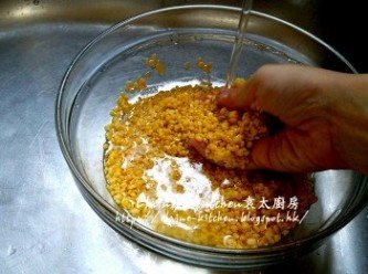 step1: 開邊綠豆放入大碗內洗兩至三次至水份變得清徹