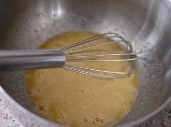 step1: 先將蛋打發數下，與糖拌勻即可，不用打發太久