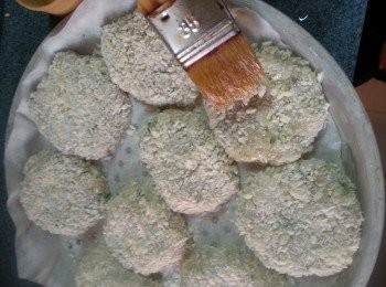 step10: 入爐前將蝦餅印上油