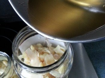 step7: 將已經涼透的白醋倒入子薑內,加一粒酸梅,放入雪櫃內第二日就可以進食,可保存多個月