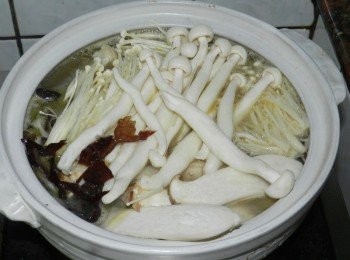 step5: 加水至9分滿，放入菇類