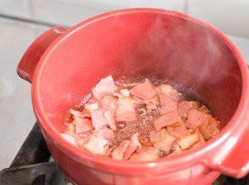 step2: 開中火，鍋內加一點點油，下煙肉炒大約 2 分鐘至炒香及迫出油份