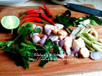 step3: 檸檬葉撕碎 , 南薑切片 , 香茅拍一拍切片 , 辣椒洗淨 , 乾蔥頭去衣切片 , 芫茜切碎 , 青檸切半