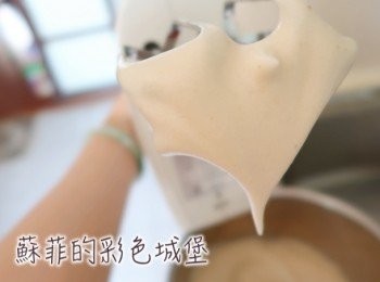 step5: 蛋白加入檸檬汁後，分三次加入過篩的黑糖，打到溼性發泡（拉起後，尾端呈現鷹嘴狀，不會滴落的狀態）。