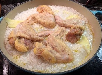 step6: 將醃好的<a href="https://bit.ly/3zHU5V3" target="_blank" data-keyword="雞翼" class="guide-link"><strong>雞翼</strong></a> <span style="display:inline-block;vertical-align:middle;margin-top:-3px;color:initial;border-radius:3px;padding:2px 3px;font-size:12px;line-height:14px;background:#87d300;color:#fff;">即買</span> 放在米的表面。