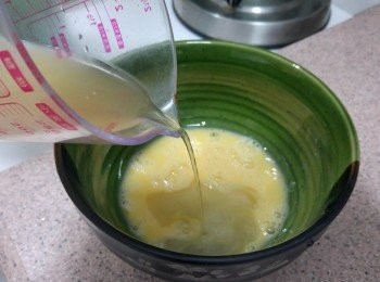 step2: 先打散蛋，再下雞湯及鰹魚汁攪勻