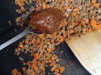 step3: 熱鍋下油中大火炒Beyond beef (植物牛肉粒)及甘筍粒。