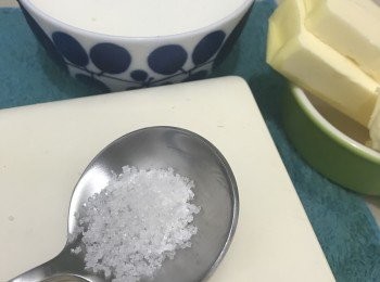 step2: 慢慢加入溫熱了的淡忌廉，收細火煮至稍為杰身（約110度）。