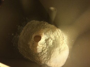 step1: 先準備中種麵團, 把高筋麵粉, 糖加入麵包桶內, 篤個小孔加入酵母, 然後埋了小孔, 再在邊邊倒入牛奶, 開麵團模式7分鐘, 然後按取消, 把麵團留在機桶內發酵1.5小時