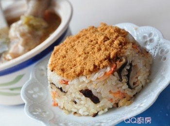 step11: 再將魚鬆鋪在米糕最上層，配上熱騰騰的麻油雞湯，享受片刻的幸福滋味真的很簡單喔!