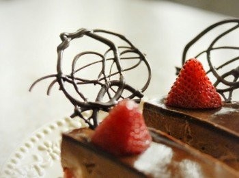 step13: 在蛋糕上加上裝飾即成！