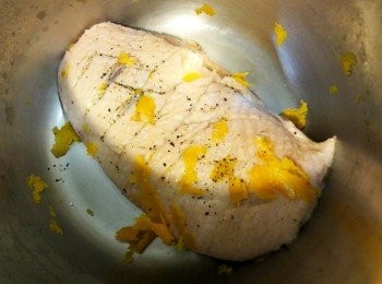 step2: 將柳橙果皮與果肉分離，再以半顆果肉、黑胡椒胸醃漬鴨胸，約15分鐘即可。