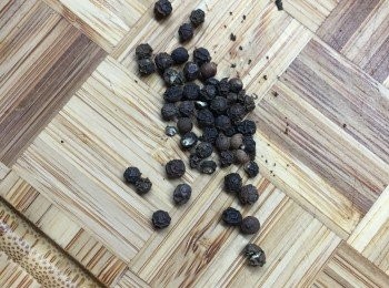 step4: 黑胡椒粒磨碎或切碎