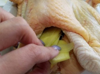 step3: 將薑片放雞身內，包好雪過夜。