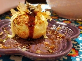 step4: 慢慢轉慢慢烤，烤至滿意的脆卜卜圓形丸子，加上醬汁木魚碎
轉至開動WARM Mode小丸子放題開動