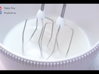 step7: 蛋白以電動打蛋器打至起泡，逐少加入糖打至7成企身。