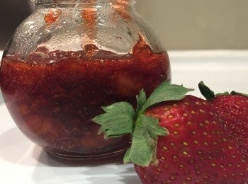 step12: 玻璃瓶我用熱水洗完倒轉風乾，倒了果醬入去後要待放涼後才蓋上放入雪櫃。食用時用乾匙取果醬，切勿用未乾的匙，怕要令果醬變壞。由於沒有防腐劑，最好在一個月內食完。所以我會建議每次不要做太多。