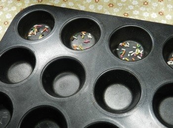 step6: 一共要做三種口味，12洞小馬芬模取上面四個，先撒上一點巧克力米