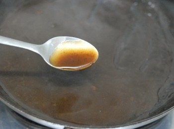 step6: 將醬汁淋在豬肉卷上即成！