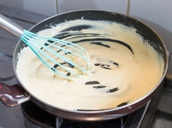 step15: 餡料做法：下鹽、黑胡椒碎和黃芥末粉拌勻。