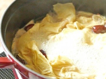 step5: 打開蓋子，下冰糖和枝竹，調至中火煮8分鐘。