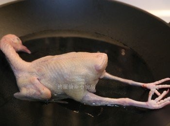 step2: 乳鴿洗水乾淨用水快滾，目的令皮收緊，之後用廚紙印乾

**緊記要將腳塞入乳鴿肚**