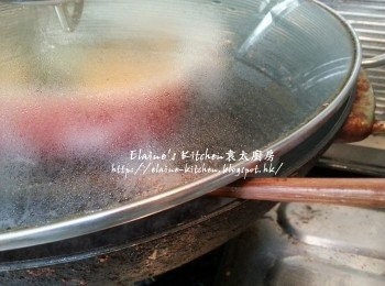 step8: 再蓋上蓋隔水用慢火繼續蒸15分鐘至凝固 (蒸的時候鑊邊加筷子預留空位 , 令蛋黃部份蒸的時候不會過老已形成火山口)