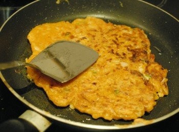 step4: 要不停反轉兩面煎，如大塊的煎餅需較長時間煎