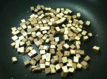 step13: (8) 利用平底鍋內殘留的油，將步驟(2)的五香豆干丁放入，開中火續炒。待豆干的香氣炒出來後，即可盛出。