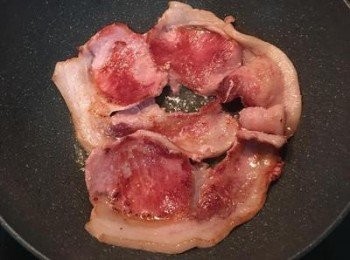step2: 先用中小火把培根煎好放涼備用。