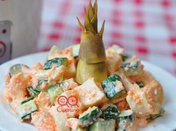 step8: 將沙拉盛盤並把筍頭擺上做裝飾，享受視覺與美味的饗宴吧!