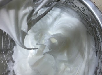 step3: 旦白分三次加入砂糖，以打旦器高速打至尾部短小彎曲，像鳥咀一樣彎曲狀便停了