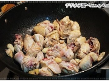 step3: 炒至蒜頭金黄後放入雞肉炒香,炒至雞肉變色