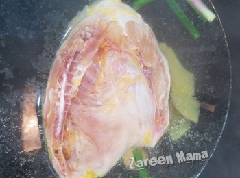 step2: 雞先洗淨，用半湯匙鹽及紹興酒搽滿雞身，最小醃半小時。
再放入滾水，大火滾 10分鐘，唔可蓋，再焗5分鐘，確保熟透。